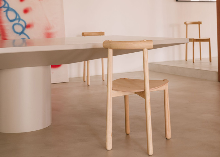 Chaise Mibu intégrée dans une salle à manger contemporaine