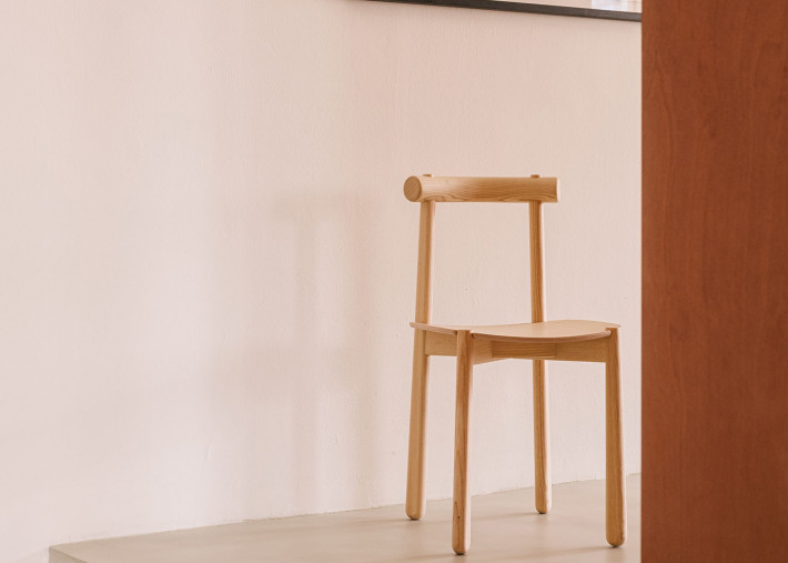 Chaise design Mibu dans un intérieur minimaliste