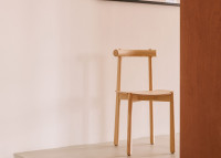 Chaise design Mibu dans un intérieur minimaliste
