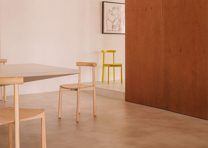 Chaise Mibu Ondarreta autour d’une table de repas