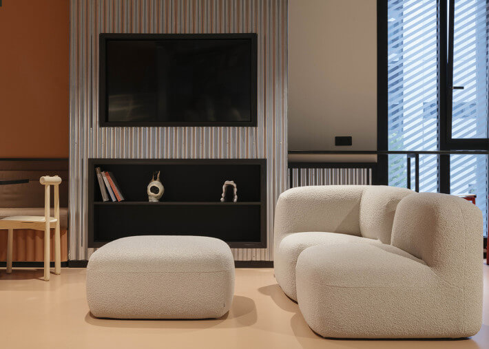 Pouf Gumi associé au fauteuil Gumi Central