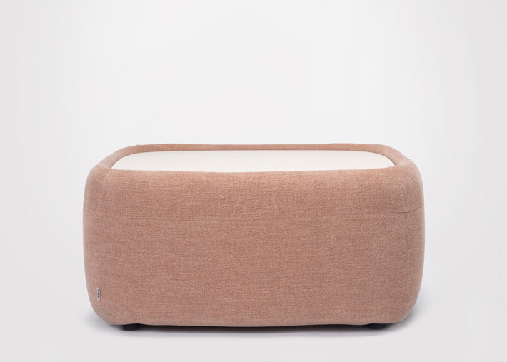 Table coffre Gumi Box dans un salon contemporain
