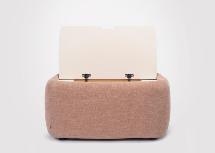 Table coffre Gumi Box avec portes de rangement ouvertes