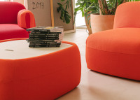 Table coffre Gumi Box associée aux fauteuils de la collection