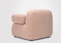 Détail des accoudoirs du fauteuil Gumi
