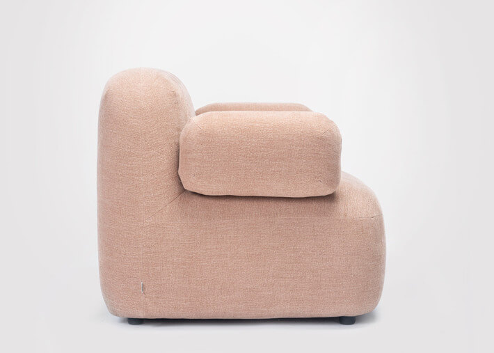 Fauteuil Gumi avec accoudoirs vue sur le coté