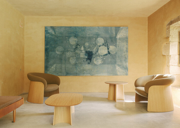 Fauteuil design Ginger Ondarreta au style sculptural dans un espace de vie élégant