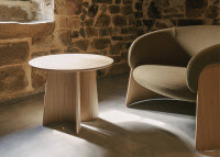 Fauteuil lounger Ginger par Ondarreta associé à du mobilier contemporain et des matières naturelles