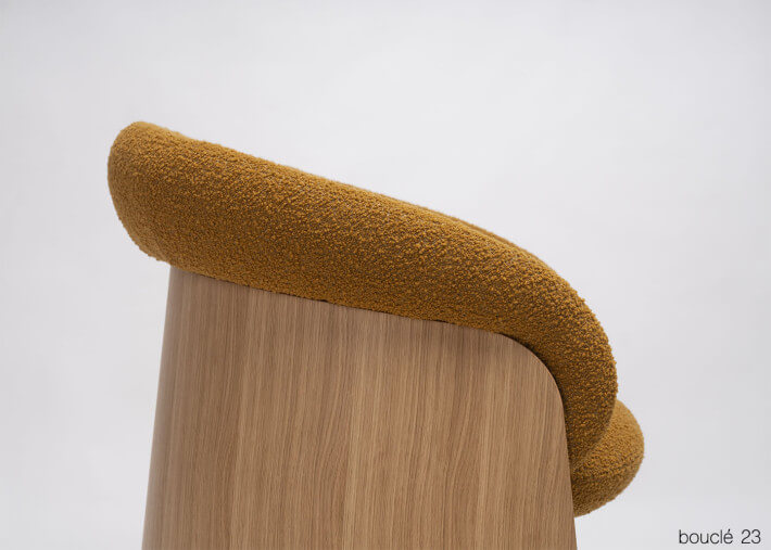 Fauteuil design Ginger en chêne – vue de trois quarts