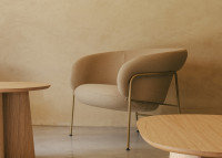 Fauteuil design Ginger Lounge en métal et tissu – vue de trois quarts