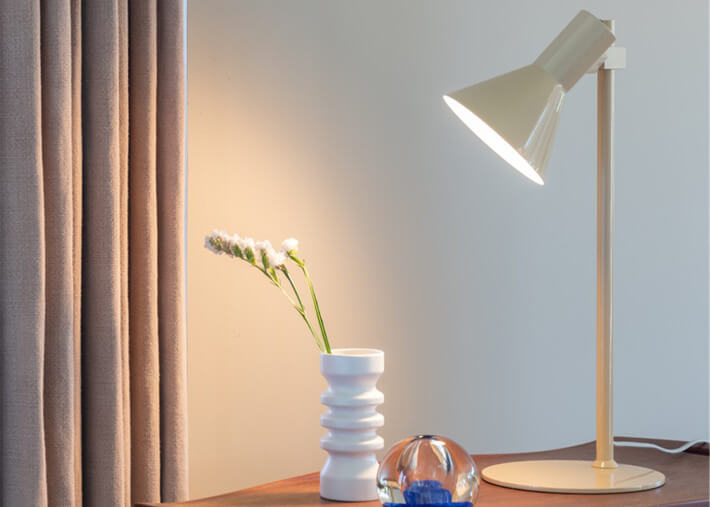 Lampe de bureau orientable beige ou grise...