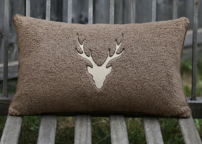 Coussin en tissu bouclé 3 coloris broderie cerf...