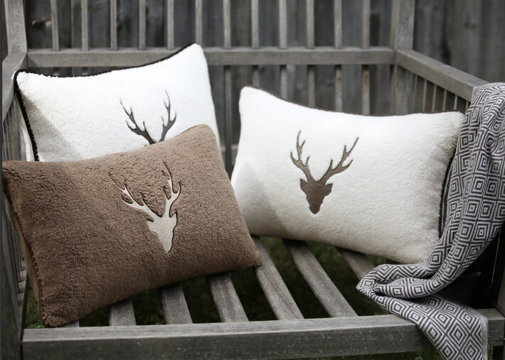 Coussin en tissu bouclé 3 coloris broderie cerf...
