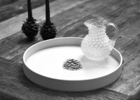Plateau rond en cuir écru brodé pomme de pin - Pigna par Catia Luca