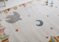 Tapis enfant original motif oiseaux - Dancing Bird par Nattiot