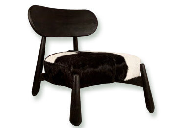Fauteuil bas en peau de chevre et hêtre noir - Léon par...