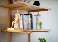 Bibliothèque murale 4 niveaux en bois de chêne - Kiko par Szyszka Design