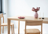 Table moderne en chêne naturel ou foncé 8 tailles Bocca par Szyszka Design