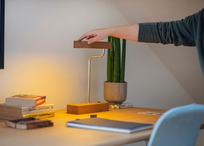 Lampe de bureau en bois de chêne - Kiko par...