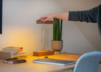 Lampe de bureau en bois de chêne - Kiko par Szyszka Design