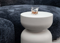 Table d'appoint en béton blanc crème ou noire - Chronos par Elementi