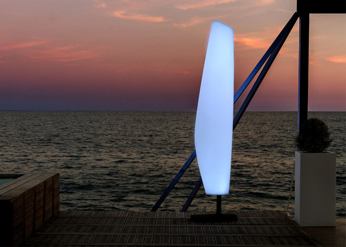 Lampadaire design forme de voile de bateau...