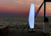 Lampadaire design forme de voile de bateau Blanca par Vondom