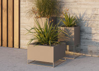 Jardinière avec pied en métal 15 couleurs  6 tailles - Vela par Vondom