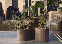 Pot design rond strié en polyethylene 15 couleurs - Gatsby par Vondom