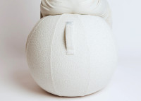 Pouf ballon en tissu bouclé beige ultra doux Diva – Vluv