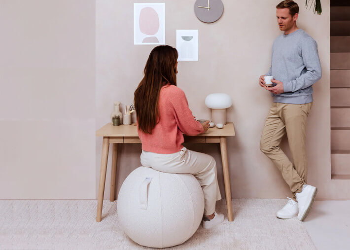 Pouf ballon en tissu bouclé beige ultra doux...