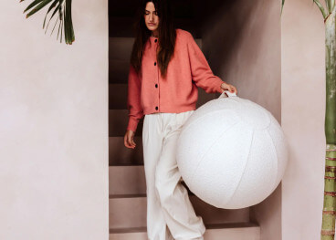 Pouf ballon en tissu bouclé beige ultra doux Diva – Vluv