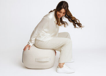 Pouf tendance en tissu bouclé beige Kapsul Diva – Vluv