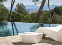 Table d'appoint d'extérieur avec espace boisson intégré Faz par Vondom