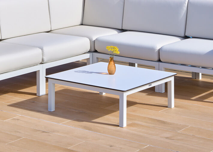 Table de salon de jardin carree blanche compact...