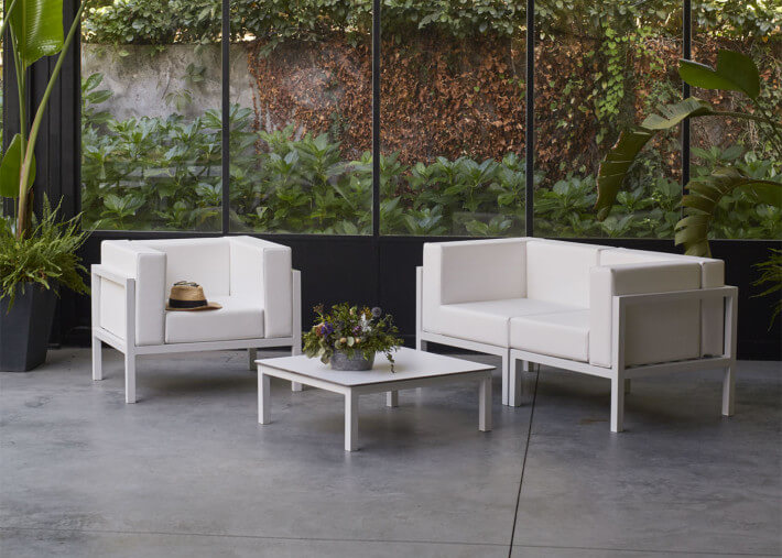 Table de salon de jardin carree blanche compact...