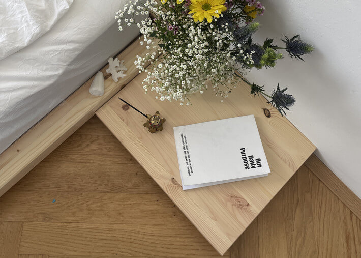 Table ultra basse en bois de pin Dock Side par...