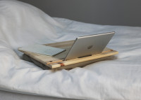 Tablette de travail mobile avec coussin - BFF par Karup