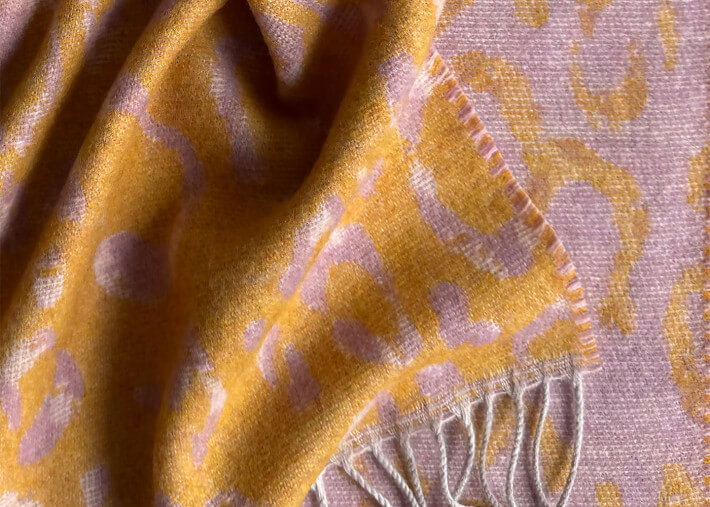 Plaid Panthera motif panthère en laine mérinos jaune Eagle detail