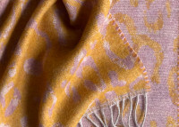 Plaid Panthera motif panthère en laine mérinos jaune Eagle detail