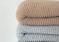 Plaid Malmo taupe en maille tricot