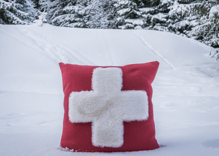 Coussin croix en laine et fausse fourrure ecrue...