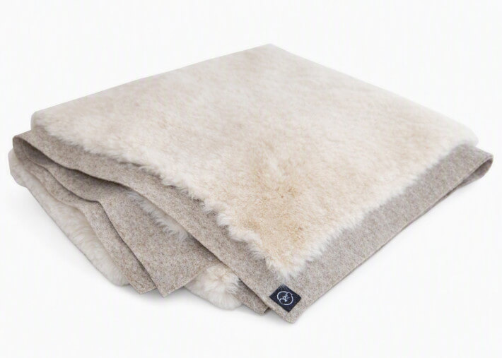 Plaid en laine et fourrure de substitution ecru...
