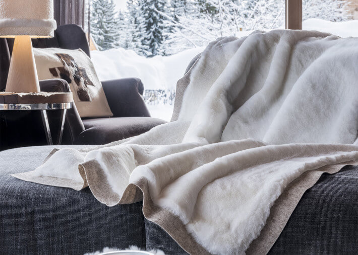 Plaid en laine et fourrure de substitution ecru...