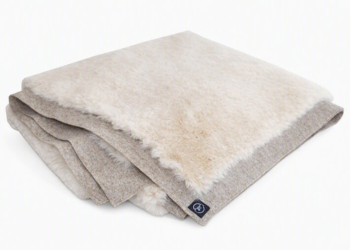 Chemin de lit en fausse fourrure et laine beige...