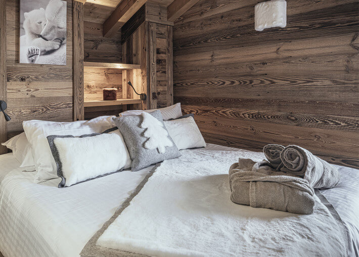 Chemin de lit en fausse fourrure et laine beige...