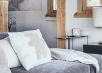 Coussin en feutre de laine et en fausse fourrure Ourson par Cosy&chic