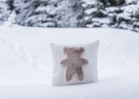 Coussin en feutre de laine et en fausse fourrure Ourson par Cosy&chic