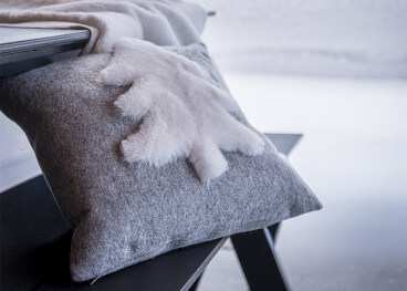 Coussin motif sapin en fausse fourrure - Val d'isère par... 2