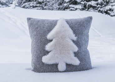 Coussin motif sapin en fausse fourrure - Val d'isère par...